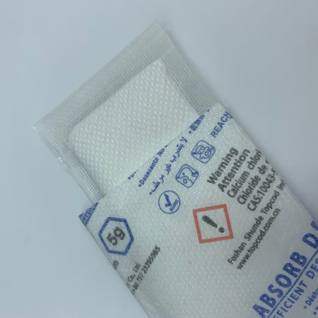 5 г твердого осушителя хлорида кальция для поглощения влаги